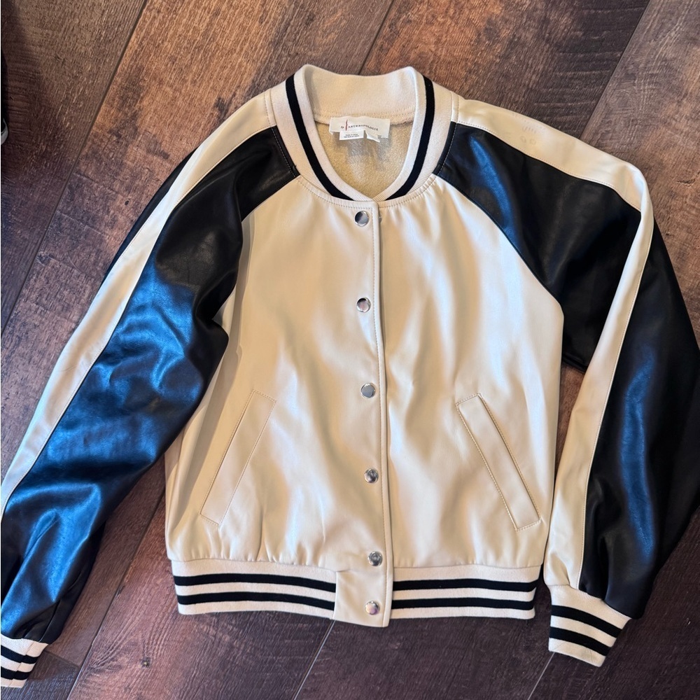 ✨ Anthropologie Varsity Bomber Jacket – Cream & Black ✨
Size Small